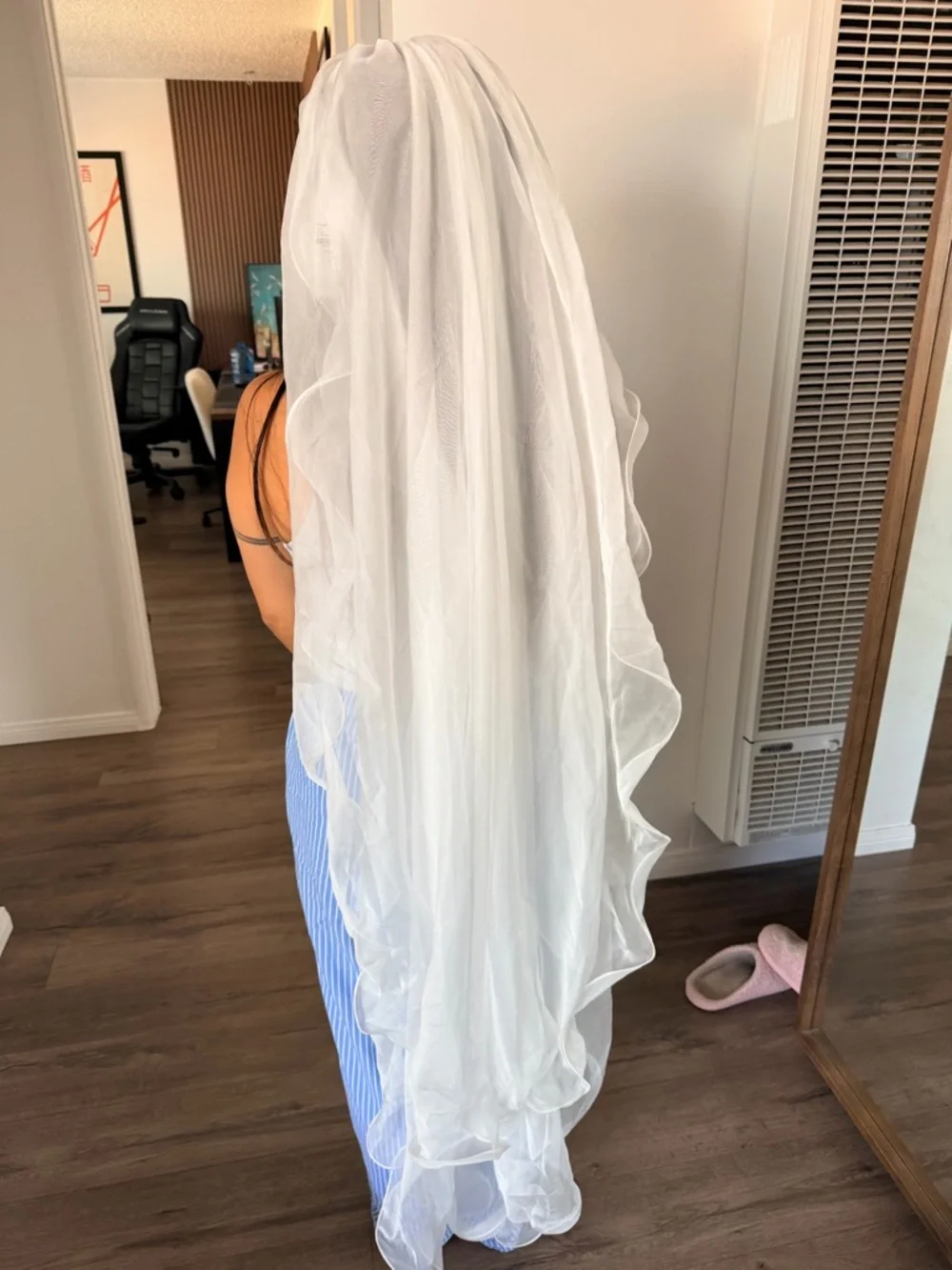 Meshki White Single-Tier Sheer Bridal Veil with Wavy Edge